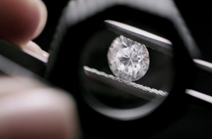 Uma pinça de como identificar um diamante verdadeiro.