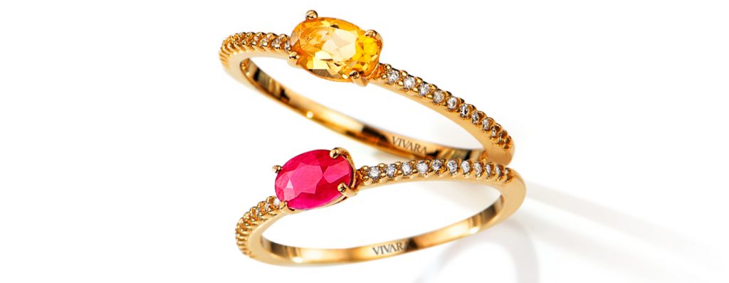 Anéis de formatura cravejados em pedras coloridas e diamantes.
