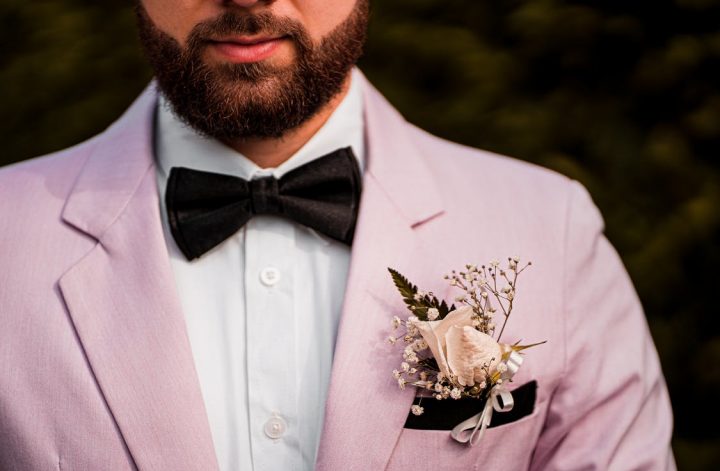 Demonstração de um look masculino para casamento com tons claros. Homem de gravata borboletas preta.