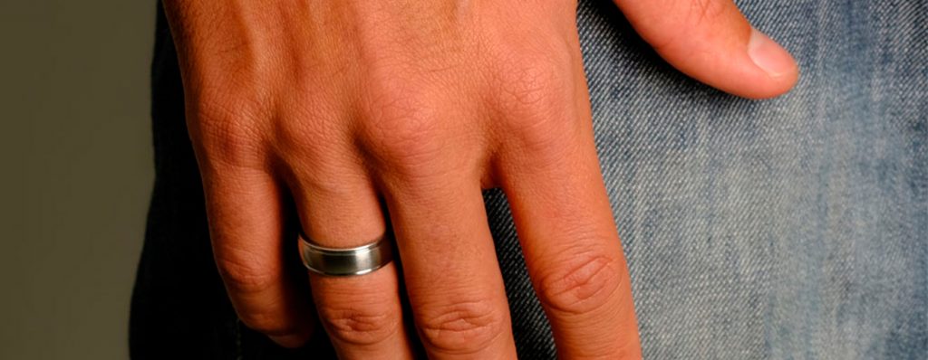 Homem usando anel masculino, demonstrando a importância de se usar aneis masculinos.