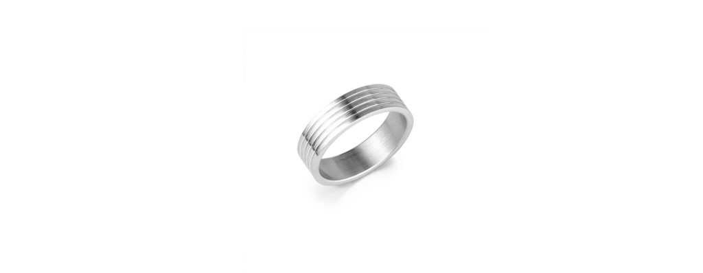 O anel de prata na imagem demonstra a beleza dos aneis masculinos.