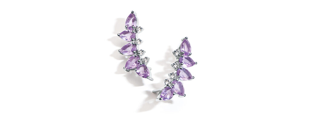 ear cuff com diamantes e pedras em cor  lilás.