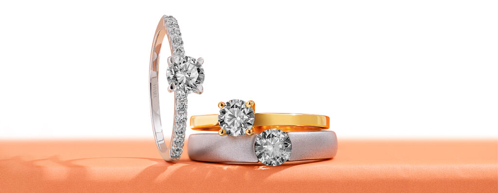 Agora que você sabe o significado do anel em cada dedo, na imagem mostramos ideias de aneis usados pelos casais. 3 Solitários em ouro branco e ouro branco com cravação em diamante.