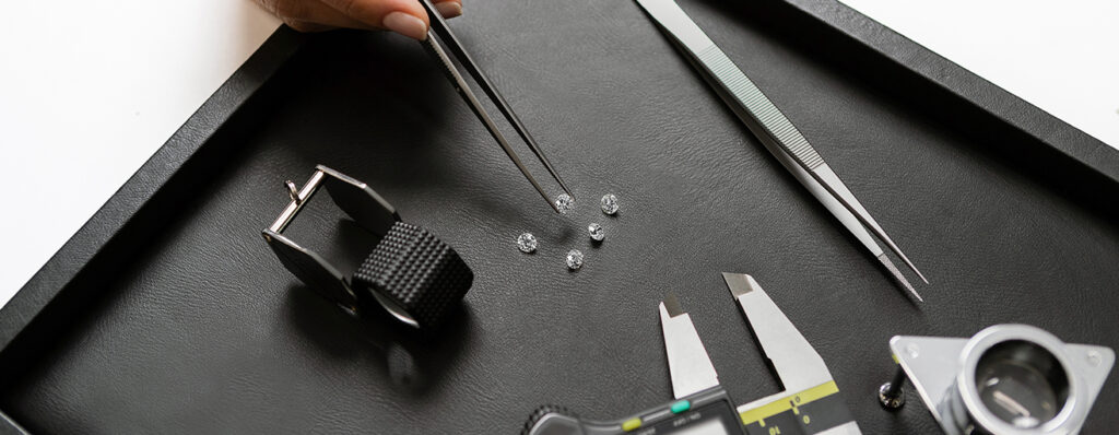 Após passar por tipos de lapidação as joias são selecionadas pelo profissional que produz as joias.