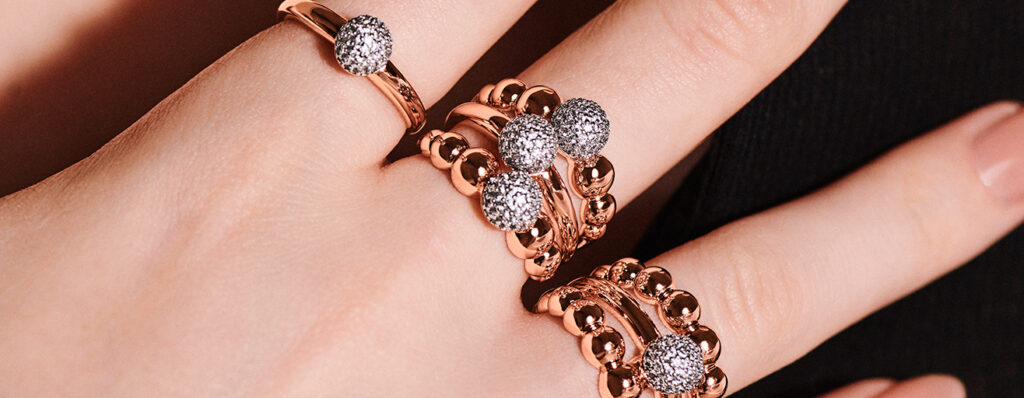 na imagem, uma mão feminina está usando aneis Vivara em Ouro Rosé, indicando a necessidade de seguir os gostos da pessoa presenteada nesse Dia dos Namorados 2023