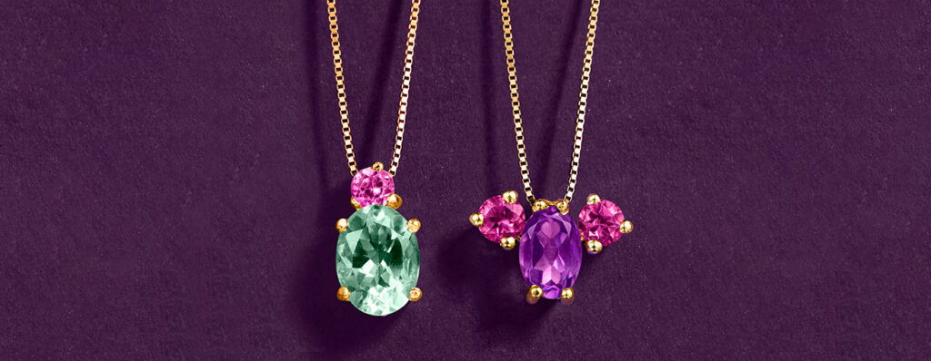 na imagem, dois colares Vivara estão dispostos sobre um fundo roxo. Eles levam aplicações em pedras preciosas lilás, verdes e rosa.