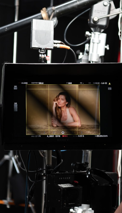 Imagem da tela de câmera mostrando Gisele Bündchen posando para a campanha de Dia das Mães Vivara 2025, com um look natural e joias delicadas, durante o making of da sessão de fotos.